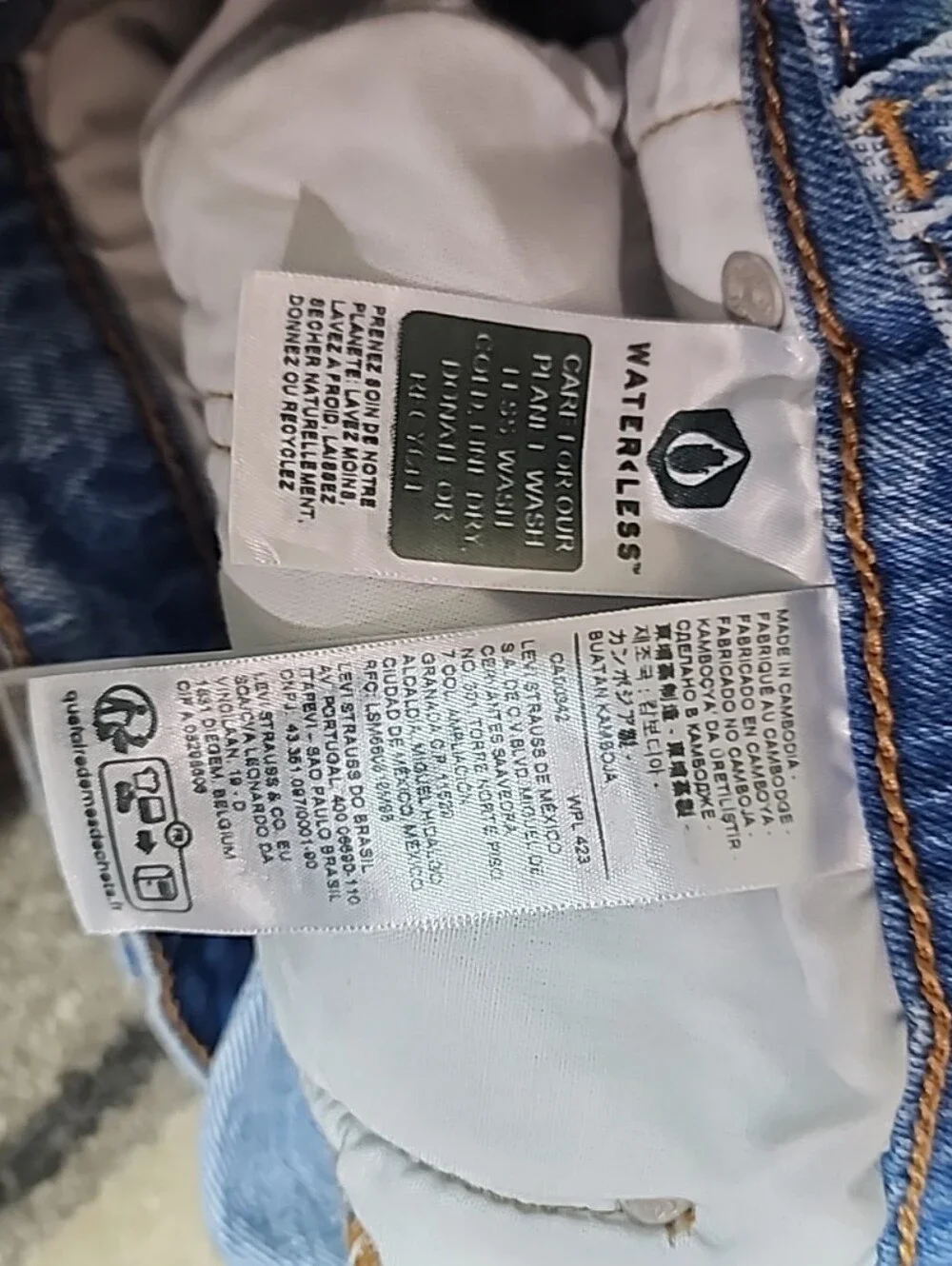 Levi's 501 Light Blue High-Rise Cutoff Denim Shorts. Size 32 Waist - Picture 6 of 9